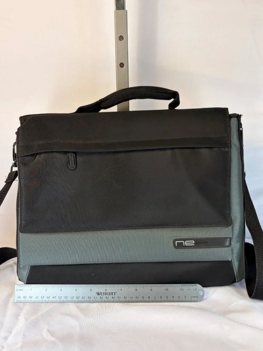 Belkin NE-07 Notebook Laptop Carrying Case Messenger Bag Black Gray Handle